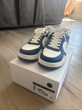 ALO Yoga White and Navy Low-Top Sneakers